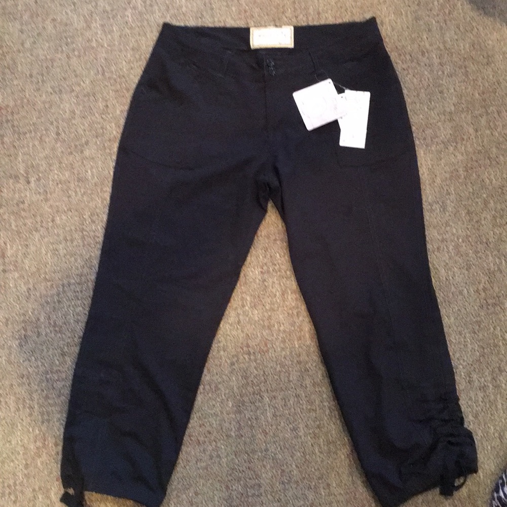Aventura Capris Size 8 Black